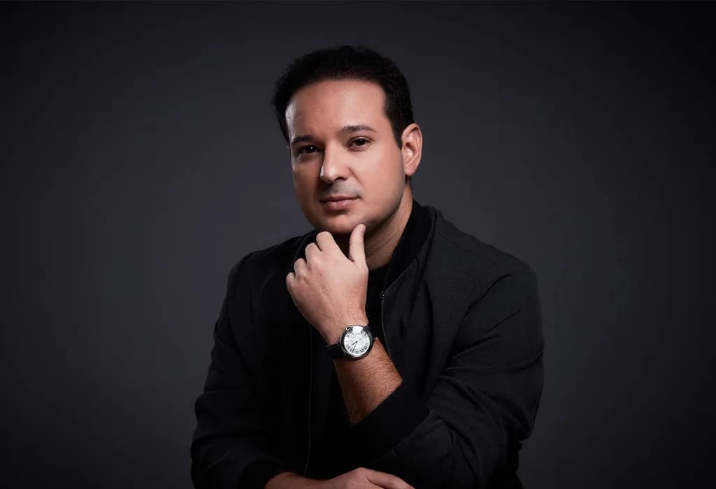 Dr. Dhyego Curado, cirurgião plástico, em retrato de estúdio